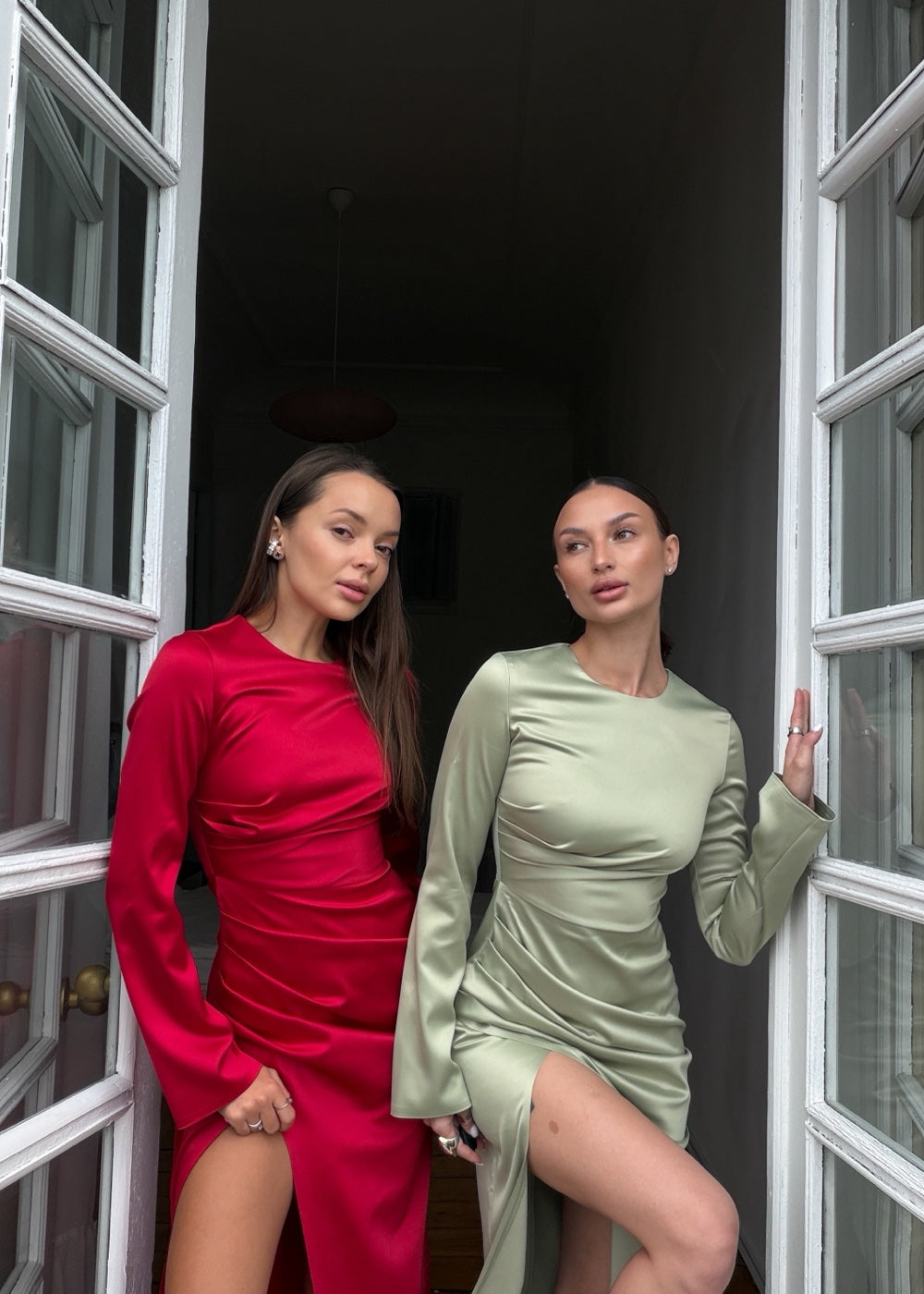 Шовкова максі-сукня з драпіруванням і розрізом, червона та світло-зелена