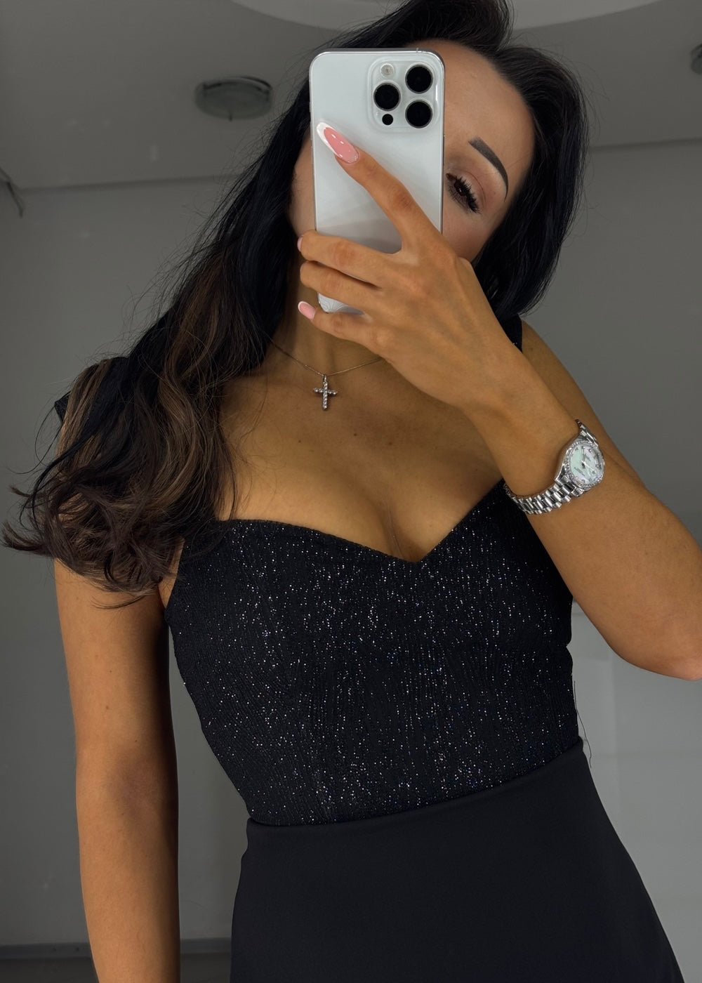 Чорна мінісукня: глітерний корсет і сатинова спідниця, відкриті плечі