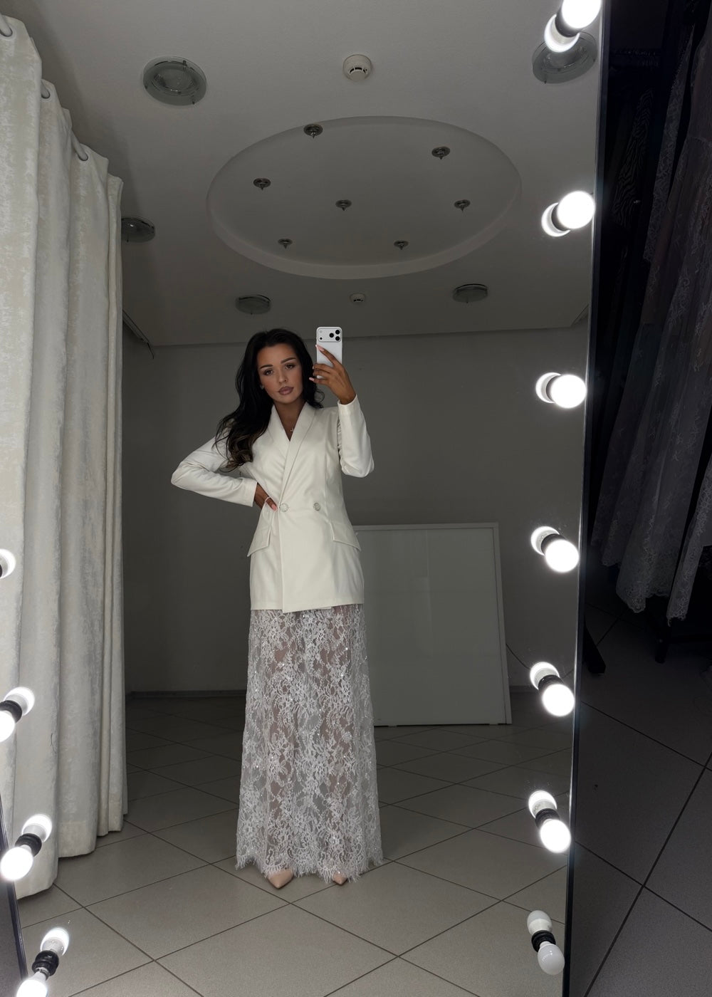 Повний образ: молочний двобортний жакет і мереживна максі-спідниця з довгим подолом