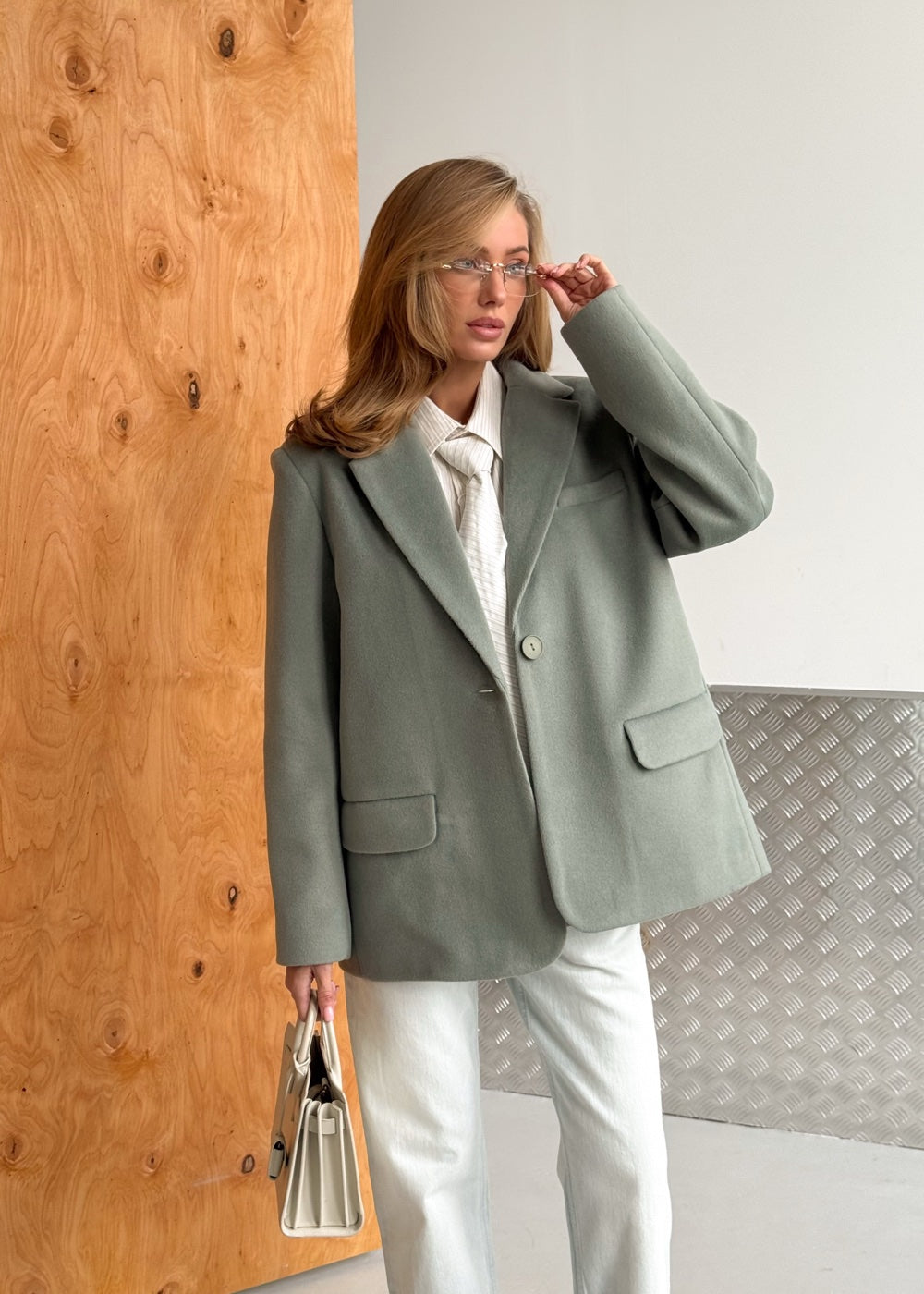 Оливкове оверсайз жакет-пальто з щільної тканини з ґудзиком і накладними кишенями