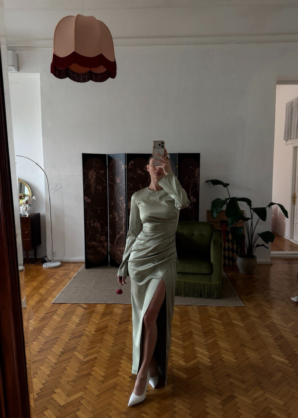 Оливкова максі-сукня з драпіруванням на талії та бічним розрізом, довгі рукави