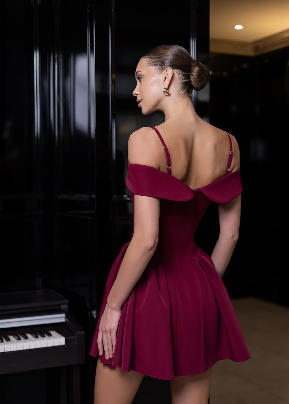 Бордовa корсетна міні-сукня з відкритою спиною і бретелями