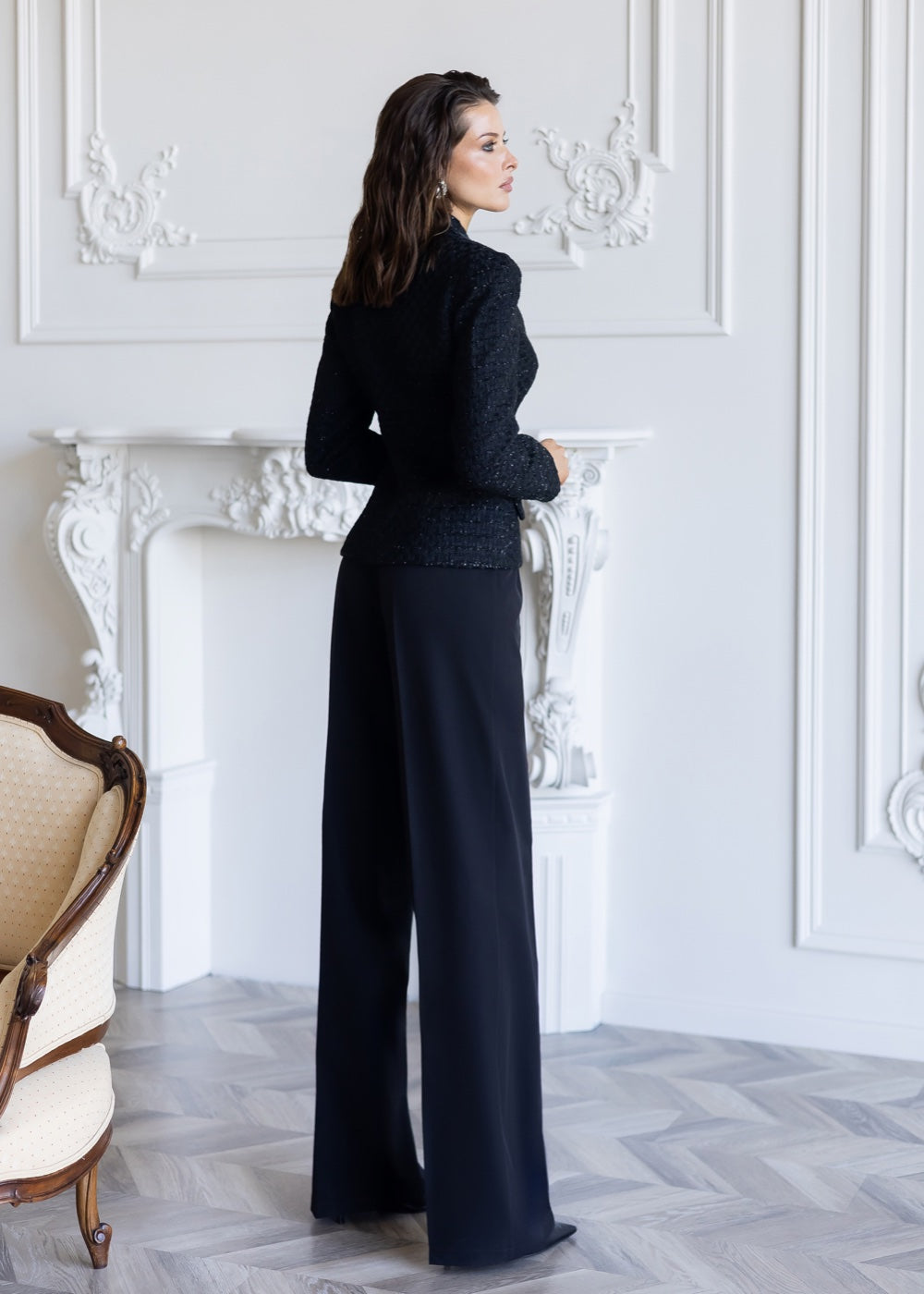Приталений чорний твідовий жакет з ґудзиками спереду, вигляд збоку